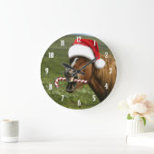Funny Christmas horse with Santa Smiling Große Wanduhr (Zuhause)