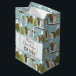 Funny Christmas Igel Kinder Name Mittlere Geschenktüte<br><div class="desc">Diese bezaubernde, personalisierte Geschenktasche aus Weihnachten Igel eignet sich perfekt für ein Weihnachtsgeschenk oder ein Gastgeschenk für jedes Kind. Diese rustikale Waldtiertasche mit niedlichen Igeln bietet einen fröhlichen blauen Hintergrund. Mit einem kurzen Satz wie "Frohe Weihnachten" und einem Vornamen Ihrer Wahl. Die Igel im Winter genießen das Wetter im Freien,...</div>