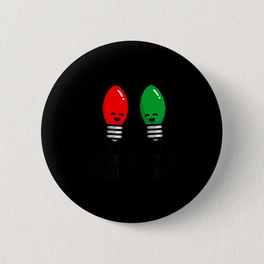 Funny Christmas Lights Pun Working Over Holidays_ Button (Vorderseite)