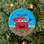 Funny Christmas Niedlich Crab Beach personalisiere Keramik Ornament<br><div class="desc">Ein niedliches Weihnachtsdesign,  das eine Krabbe am Strand mit einer Weihnachtsmannmütze trägt. Der Text sagt: "Don't Be Crabby Sandy Claws kommt in die Stadt",  kann aber geändert und an Ihre Bedürfnisse angepasst werden!</div>