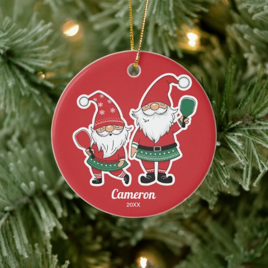 Funny Christmas Pickleball Gnomes, Ihr Foto Text Keramik Ornament (Baum)