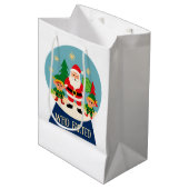 Funny Christmas Santa & Elves "Who Farted" Mittlere Geschenktüte (Vorderseite Schrägansicht)