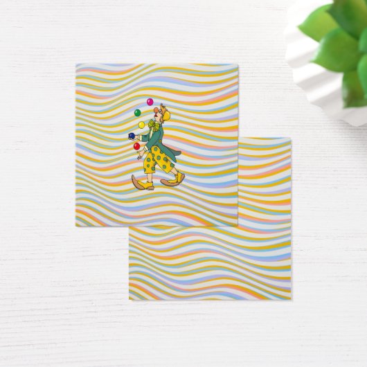 Funny Clown spielen mit farbenfrohen Balls (Schreibtisch)