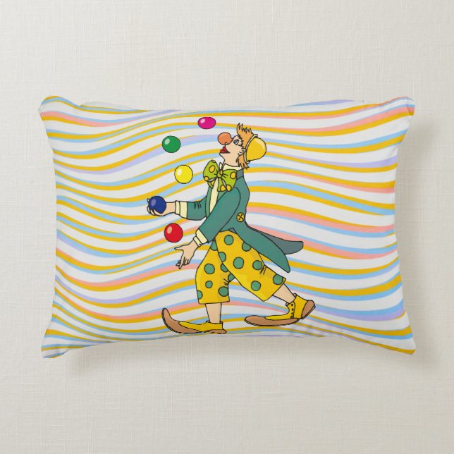 Funny Clown spielen mit farbenfrohen Balls Dekokissen (Vorderseite)