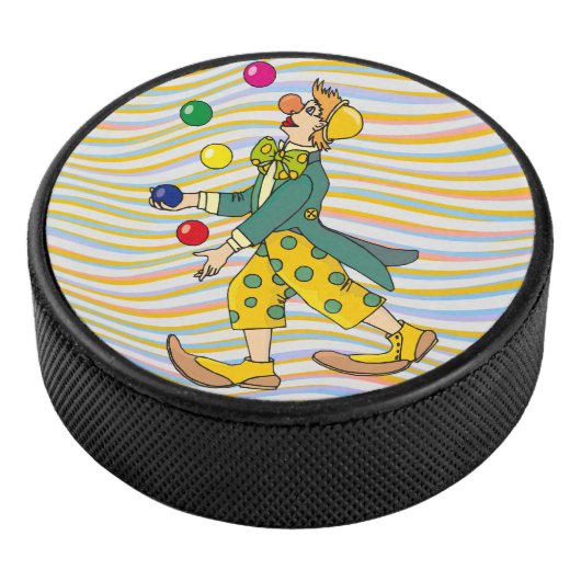 Funny Clown spielen mit farbenfrohen Balls Eishockey Puck (3/4)
