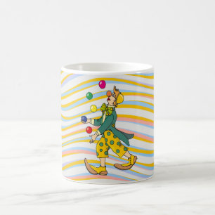 Funny Clown spielen mit farbenfrohen Balls Kaffeetasse