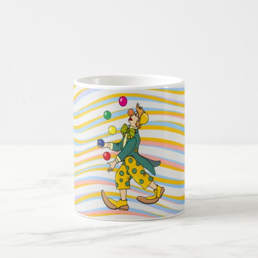 Funny Clown spielen mit farbenfrohen Balls Kaffeetasse (Mittel)