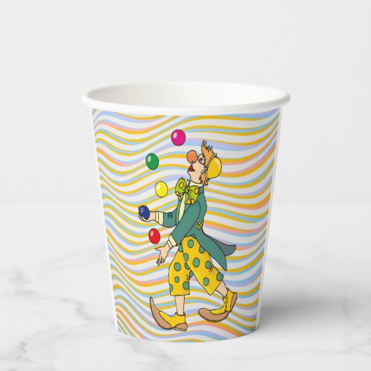 Funny Clown spielen mit farbenfrohen Balls Pappbecher (Rückseite)