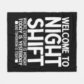 Funny CNA Shirt Funny Night Shift Shirt Fleecedecke (Vorderseite (Horizontal))