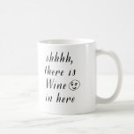 Funny coffee Tasse<br><div class="desc">Die perfekte Art, sich wecken und den Tag zu beginnen. Diese Tasse enthält die Worte "schhh, hier ist Wein". Das perfekte Geschenk für Ihren Freund, Kollegen, Chef, die Braut, die Brautjungfrau, die Schwester... </div>