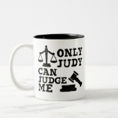 Funny Coffee Urteilsgeschenk, nur Judy kann mich b Zweifarbige Tasse (Links)