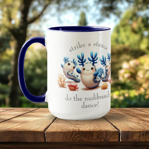 Funny Colorful Dancing Nudibranchs und Korallen Tasse