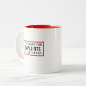 Funny Complaints Deadline, Modern Minimalist  Zweifarbige Tasse (Vorderseite Links)