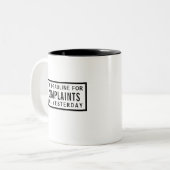 Funny Complaints Deadline, Modern Minimalist  Zweifarbige Tasse (Vorderseite Links)