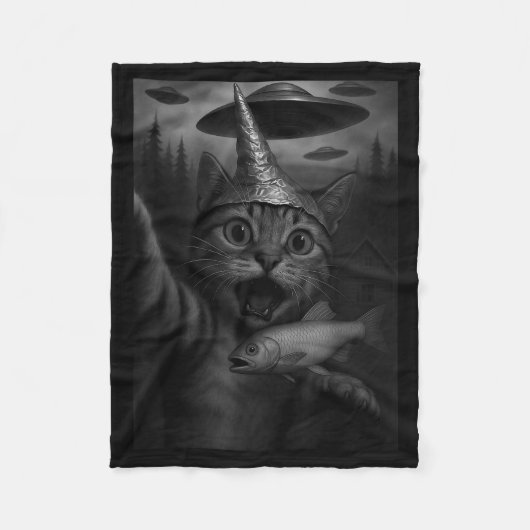 Funny Consracy Cat In Tin Foil Hat Panics At Alien Fleecedecke (Vorderseite)