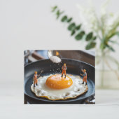 Funny Construction Worker Fixing Eggs Pouring Salt Postkarte (Stehend Vorderseite)