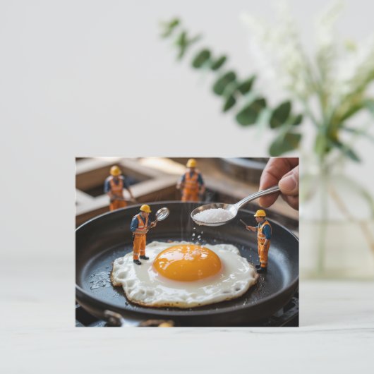 Funny Construction Workers reparieren Eier Postkarte (Stehend Vorderseite)