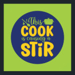 Funny Cook Causing a Stir Retro Kochen Art Deco Poster<br><div class="desc">Bunte Typografie mit Retro und lebhaften Farben. Die sonnigen Punts und Zitate über Essen,  Kochen,  Backen und Essen. Perfekte Dekoration für Ihre Küche,  Ihr Abendessen,  Café,  Bäckerei oder Restaurant. Die Hintergrundfarbe (Kreis und Quadrat) ist über das Design Tool anpassbar.</div>