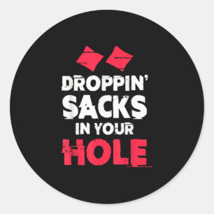Funny Cornhole Team Droppin Sacks in Ihrem Loch Runder Aufkleber