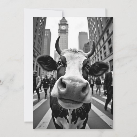 Funny Cow Selfie an der belebten City Street Einladung (Vorderseite)