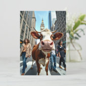Funny Cow Selfie an der belebten City Street Einladung (Stehend Vorderseite)