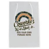 Funny Coworker gibt höchstwahrscheinlich : PERSONA Mittlere Geschenktüte (Vorderseite)
