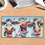 Funny Cows Whimsical Niedlich Farm Animal<br><div class="desc">Diese Tischmatte ist mit einem spielerischen Aquarelldruck von Kühen und ihren skurrilen Gesichtern ausgestattet, ideal für Kuhliebhaber und Fans von Nutztieren. Das moderne und stilvolle Design verleiht jedem Büroraum eine Touch von Brauchtum und macht es zu einem großartigen Geschenk oder Accessoire. Bleibe und beschützen Sie Ihren Schreibtisch mit dieser lustigen...</div>