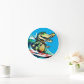 Funny Crocodile surfing Runde Wanduhr (Zuhause)