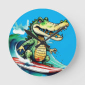 Funny Crocodile surfing Runde Wanduhr (Vorderseite)