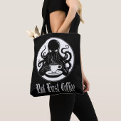 Funny Cthulhu - Aber der erste Kaffee Tasche (Von Nahem)