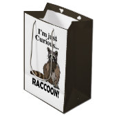 Funny Curious Raccoon Mittlere Geschenktüte (Vorderseite Schrägansicht)
