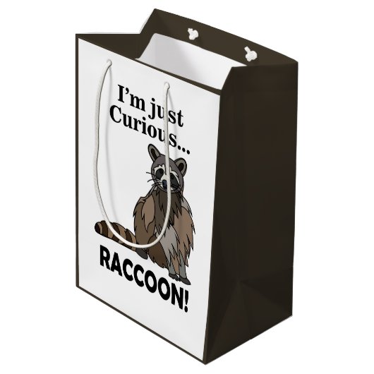 Funny Curious Raccoon Mittlere Geschenktüte (Rückseite Schrägansicht)