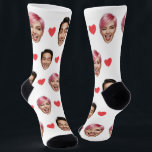 Funny Custom Couple Faces mit Red Hearts Socken<br><div class="desc">Feiern Sie Liebe und Lachen mit diesem lustigen, eigenartigen Paar-Design, mit zwei personalisierten Gesichtern, umgeben von spielerischen Rotherzen auf einem knusprigen, weißen Hintergrund. Laden Sie Ihre Fotos - ob Sie und Ihr Partner, frisch verheiratete oder sogar beste Freunde - für ein einzigartiges Geschenk hoch, das Romantik und Spaß verbindet. Perfekt...</div>