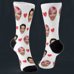 Funny Custom Couple Faces mit Red Hearts Socken<br><div class="desc">Feiern Sie Liebe und Lachen mit diesem lustigen, eigenartigen Paar-Design, mit zwei personalisierten Gesichtern, umgeben von spielerischen Rotherzen auf einem knusprigen, weißen Hintergrund. Laden Sie Ihre Fotos - ob Sie und Ihr Partner, frisch verheiratete oder sogar beste Freunde - für ein einzigartiges Geschenk hoch, das Romantik und Spaß verbindet. Perfekt...</div>