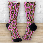 Funny Custom Pet Foto Grid Muster Pink Spaß Socken<br><div class="desc">Ein unglaublich witzig und charmantes Accessoire, das Ihnen ein Lächeln ins Gesicht bringen wird - die Funny Custom Pet Foto Circular Grid Pattern Crew Socks. Diese reizvollen Socken verbinden Ihre Liebe für Haustiere mit einem spielerischen und auffälligen Design und schaffen so ein einzigartiges und personalisiertes Modestatement. Das Muster besteht aus...</div>