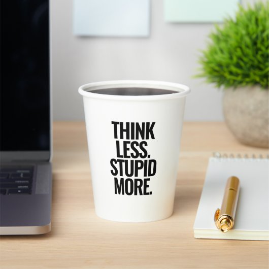 Funny Custom Text Think Weniger Stupi mehr schwarz Pappbecher (InSitu)