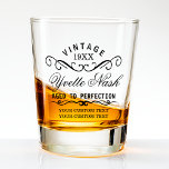 Funny Custom Vintag Birthday Alter zur Perfektion Schnapsglas<br><div class="desc">Dieses Vintage "Aged to Perfection" Shotglas wird einfach mit einer individuellen Jahr-, Name- und Geburtstagsbotschaft personalisiert. Um diese Entwurfsvorlage zu bearbeiten, ändern Sie die Textfelder wie oben gezeigt. Sie können einfach mehr Text oder Bilder hinzufügen, Schriftart und Farben anpassen. Leckerei selbst oder das ideale Geschenk für Familie, Freunde, Eltern und...</div>