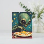 Funny Cute Alien Eating Fried Eggs Postkarte (Stehend Vorderseite)