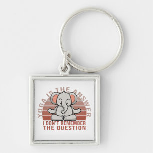 Funny cute elephant doing yoga. funny yoga design schlüsselanhänger