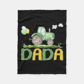 Funny Dada Birthday Boy Tractor Farm Truck Matchin Fleecedecke (Vorderseite)