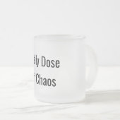 Funny "Daily Dose of Chaos" Mattglastasse (VorderseiteRechts)