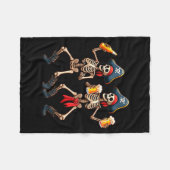 Funny Dancing Rate Skeletons Beer Drinking Hallowe Fleecedecke (Vorderseite (Horizontal))