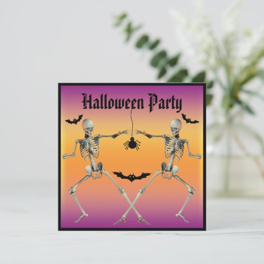 Funny Dancing Skeletts Halloween-Party Einladung (Stehend Vorderseite)
