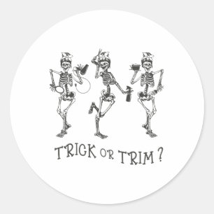 Funny Dancing Skeletts Trick or Trim Haarstylist H Runder Aufkleber