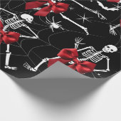 Funny Dancing Skelton und Red Bow Wrapping Paper Geschenkpapier (Ecke)