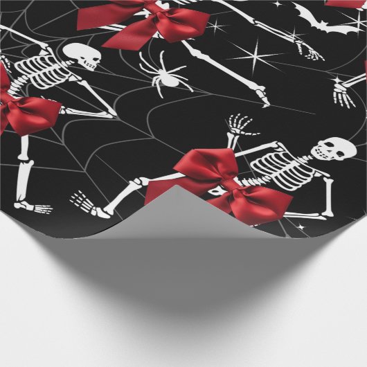 Funny Dancing Skelton und Red Bow Wrapping Paper Geschenkpapier (Ecke)