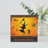 Funny Dancing Witz und Cat Halloween-Party Einladung (Stehend Vorderseite)