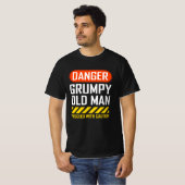 Funny Danger Grumpy Old Man Saying T-Shirt (Vorne ganz)