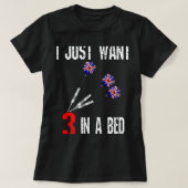 Funny Darts 3 in einem Bed Saucy Joke Dart Player T-Shirt (Design vorne)