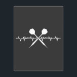 Funny Darts Heartbeat Phantastisch für Dart Enthus Postkarte<br><div class="desc">Feiern Sie mit diesem coolen Heartbeat-Design Ihre Liebe für Darts. Ideal für Väter und Großpas,  die sich für das Werfen von Darts begeistern. Dieses Tee ist ein tolles Geschenk für Geburtstage,  Weihnachten,  Erntedank oder Halloween. Zeigen Sie Ihr Hobby mit Spaß und Stil ab</div>